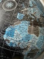 Globe met  zware metalen voet  Deze wereldbol is 27 cm hoog, Huis en Inrichting, Woonaccessoires | Wereldbollen, Ophalen of Verzenden