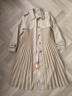 Nieuw Sandro plissé trenchcoat S 36 beige, Kleding | Dames, Jassen | Zomer, Beige, Sandro, Nieuw, Ophalen of Verzenden