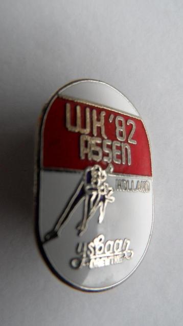 Assen WK schaatsen 1982 ijsbaan Drenthe speld, geëmailleerd beschikbaar voor biedingen