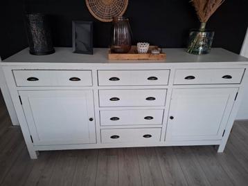 Gratis af te halen wit landelijk dressoir.