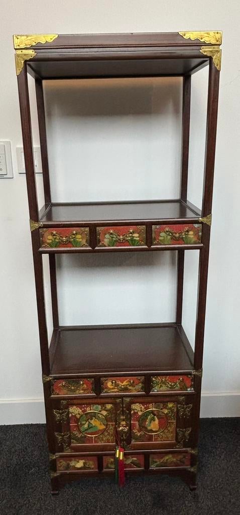 Koreaans kastje met hand beschilderde fronten op hoorn, Ophalen