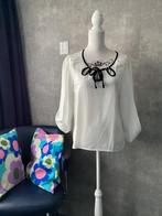 Witte blouse met zwarte bies van Anna Scott maat M, Ophalen of Verzenden, Zo goed als nieuw, Maat 38/40 (M), Wit