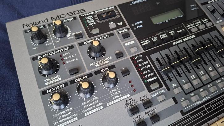 Roland MC-505 netjes met nieuwe pots!, Muziek en Instrumenten, Synthesizers, Gebruikt, Overige aantallen, Roland, Met midi-aansluiting