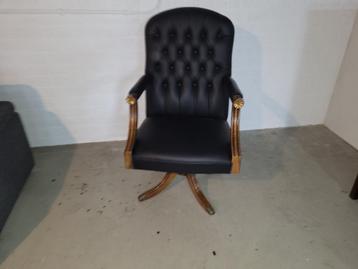vintage zwart leer Engelse zeer oude draai fauteuil beschikbaar voor biedingen