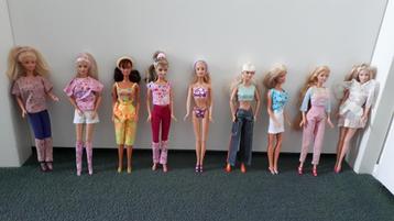 9 Mattel barbies z.g.a.n. met kleertjes en schoentjes, incl.