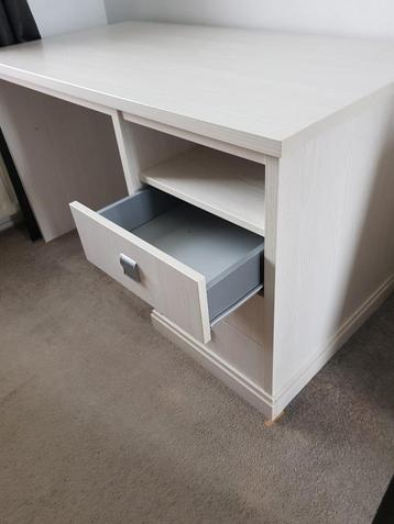 bureau met vast ladenblok  beschikbaar voor biedingen