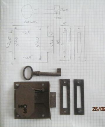 Antiek meubelslot met sleutels beschikbaar voor biedingen