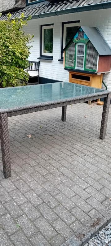 Rotan tuintafel met glazen blad beschikbaar voor biedingen