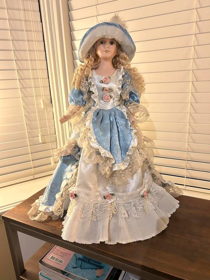 Antieke Porseleinen Pop met Blauwe Jurk, Verzamelen, Poppen, Nieuw, Pop, Levensecht of Reborn, Ophalen of Verzenden