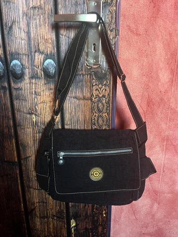 Nieuw zwart tasje met vel opberg ruimte nu voor 15€ beschikbaar voor biedingen