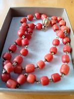 Antieke ketting met grote bloedkoralen en gouden bolslot, Ophalen of Verzenden, Goud, Ketting, Met edelsteen
