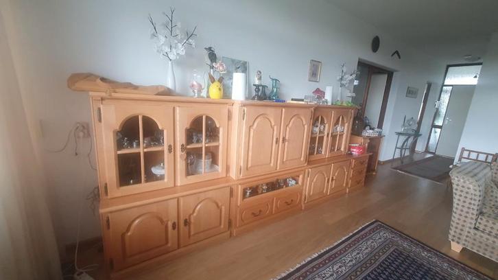 Grote houten wandkast met veel opbergruimte, Huis en Inrichting, Kasten | Wandmeubels, 200 cm of meer, 25 tot 50 cm, Ophalen of Verzenden
