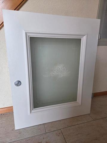 Wanddeurtje met gegraveerd glas en lamp beschikbaar voor biedingen