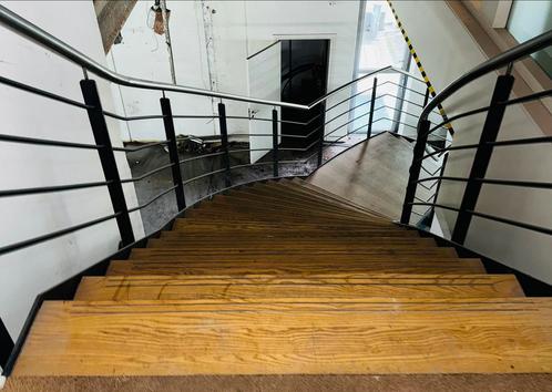 Metalen wenteltrap met bordes en houten treden, Doe-het-zelf en Verbouw, Ladders en Trappen, Zo goed als nieuw, Trap, 4 meter of meer