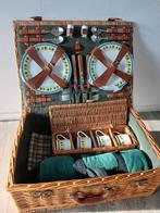 Traditionele rieten picknickmand met ongebruikte inhoud.¹, Ophalen