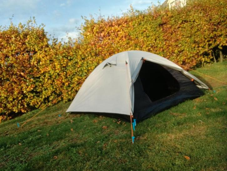 Tent voor 2 personen inclusief 2 zelfopblaasbare matrassen, Caravans en Kamperen, Tenten, tot en met 2, Gebruikt, Ophalen