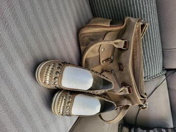 Schoenen en handtas als setje beschikbaar voor biedingen