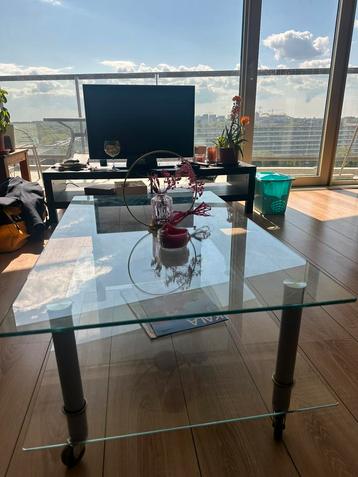 Glazen salontafel met wielen  beschikbaar voor biedingen