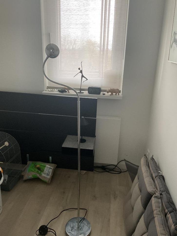 Staande led lamp van chroom, Huis en Inrichting, Lampen | Vloerlampen, Zo goed als nieuw, 150 tot 200 cm, Metaal, Ophalen