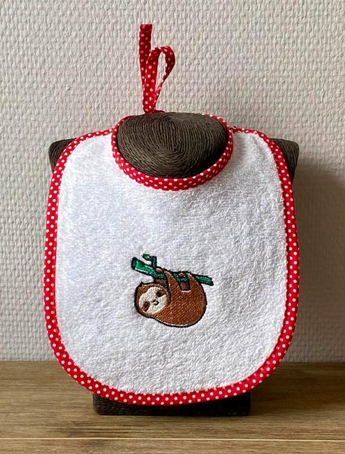 Geborduurde slab, luiaard, geboortecadeau, baby, Kinderen en Baby's, Babykleding | Overige, Nieuw, Jongetje of Meisje, Ophalen of Verzenden