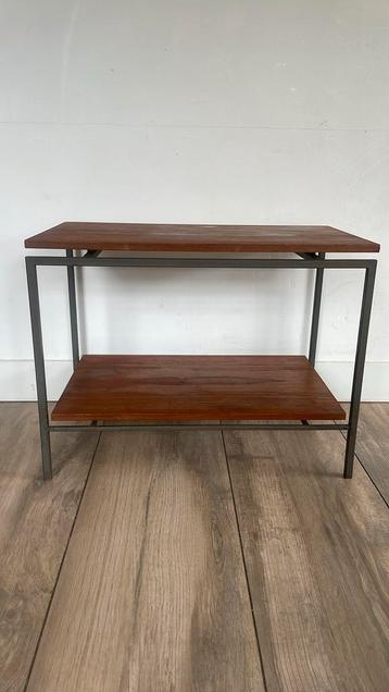 Retro bijzettafel in metaal met houten bladen beschikbaar voor biedingen