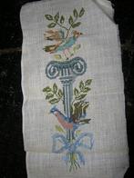 Griekse zuil met vogels, geborduurd op kaaslinnen 46 x 52,5, Ophalen of Verzenden, Nieuw, Handborduren, Patroon