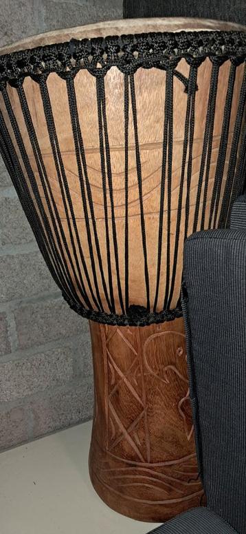 Mooie Trommel met Houten Basis beschikbaar voor biedingen