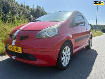 Toyota Aygo 1.0-12V + de auto is 3 deurs met airco goed onde beschikbaar voor biedingen