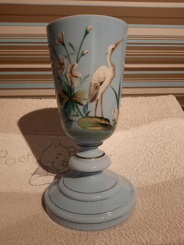 Aparte antieke opaline blauwe vaas met afb. van reiger beschikbaar voor biedingen