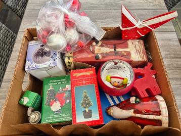 Bananendoos met kerstspullen beschikbaar voor biedingen