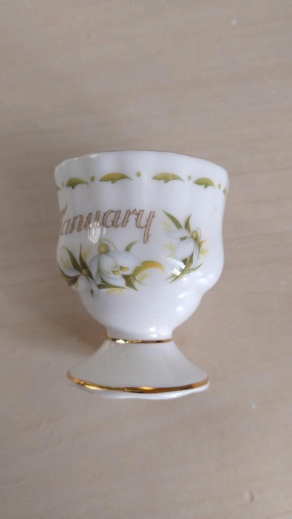 Royal Albert January Bloemen Maand Eierdop, Antiek en Kunst, Antiek | Keramiek en Aardewerk, Ophalen of Verzenden