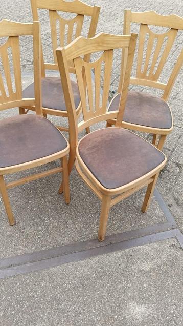 4 grenen stoelen beschikbaar voor biedingen