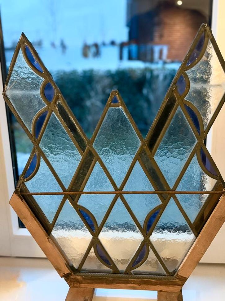 Glas in lood paneel in houten standaard, Doe-het-zelf en Verbouw, Glas en Ramen, Gebruikt, Overige typen, Minder dan 80 cm, Glas in lood