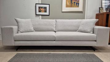 AKTIE showroom model TOP DESIGN BANK van €2750,-voor€1000,- beschikbaar voor biedingen