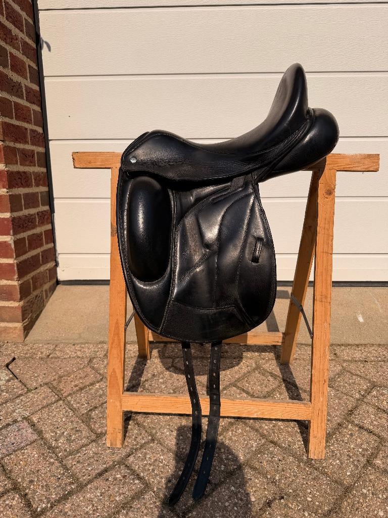 Custom Saddlery Icon Flight dressuurzadel 17", Dieren en Toebehoren, Paarden en Pony's | Overige Paardenspullen, Ophalen of Verzenden