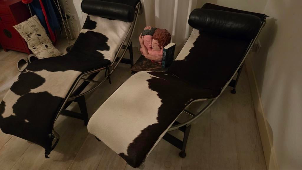 Twee tijdloze LC4 chaise longues van Le Corbusier, Ophalen