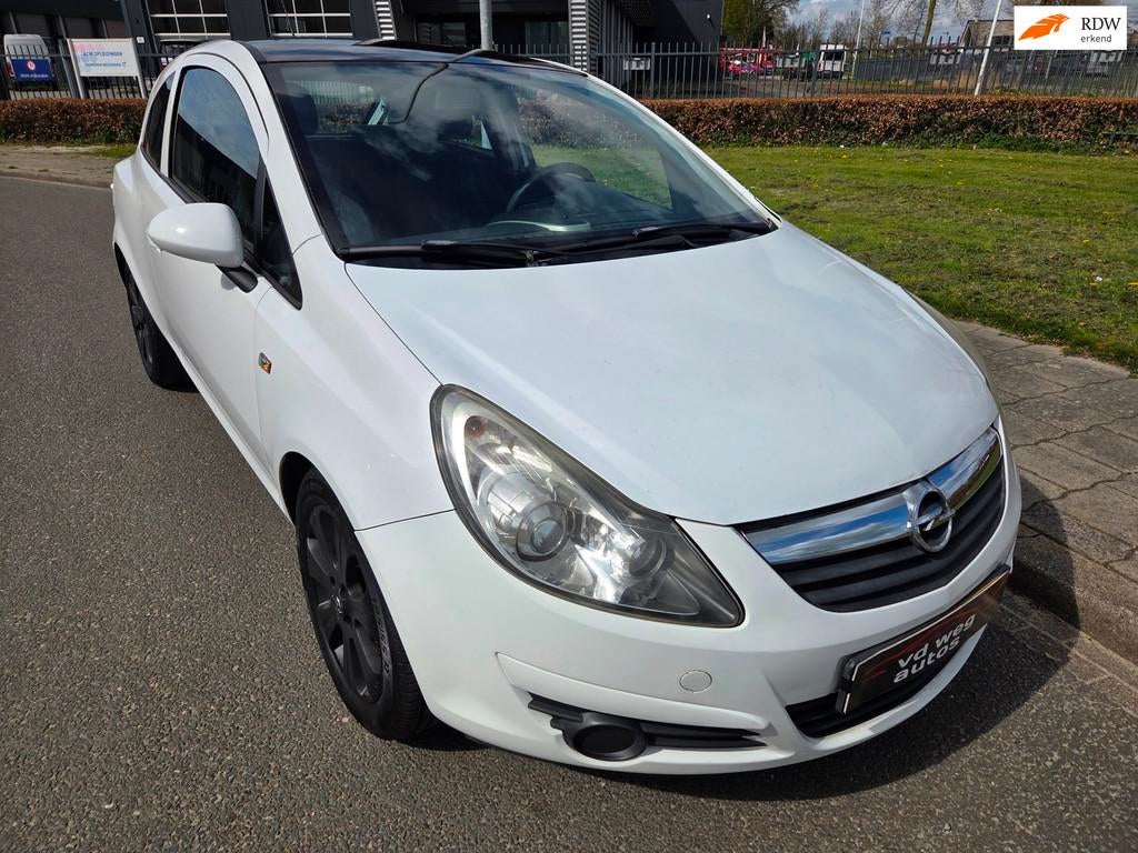 Opel Corsa 1.2-16V Cosmo airco, Voorwielaandrijving, 450 kg, 1229 cc, Wit