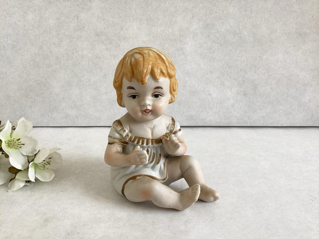 Piano Baby porselein biscuit, lichtbruin haar, zittend, Ophalen of Verzenden