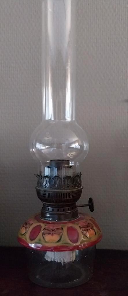 Antieke olielamp met glazen kap en versierde voet, Antiek en Kunst, Antiek | Lampen, Ophalen of Verzenden