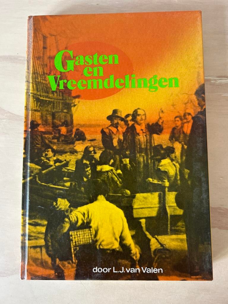 Gasten en Vreemdelingen /L.J. van Valen, Boeken, Ophalen of Verzenden, Gelezen, Nederland