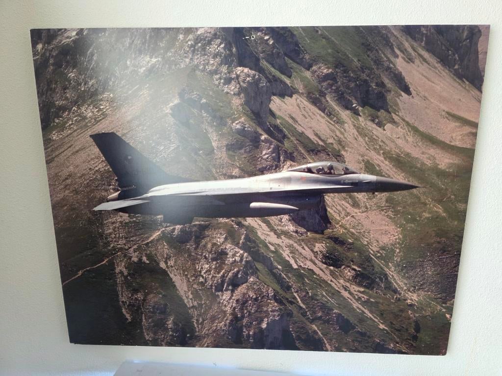 F-16 op canvas, Ophalen