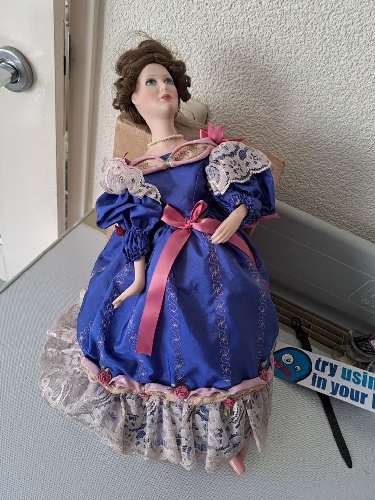 Vintage Porseleinen Pop in Blauwe Jurk met Kant, Ophalen of Verzenden, Gebruikt, Pop