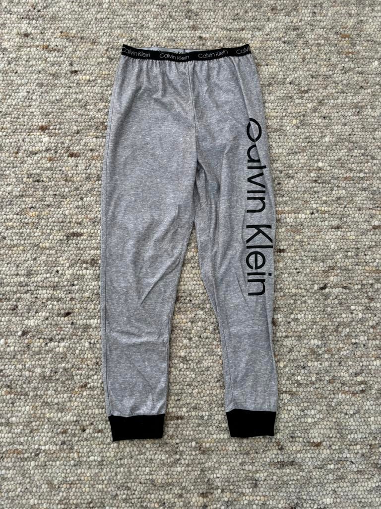 Calvin Klein pyjamabroek grijs 14/16, Ophalen of Verzenden, Zo goed als nieuw, Jongen, Nacht- of Onderkleding