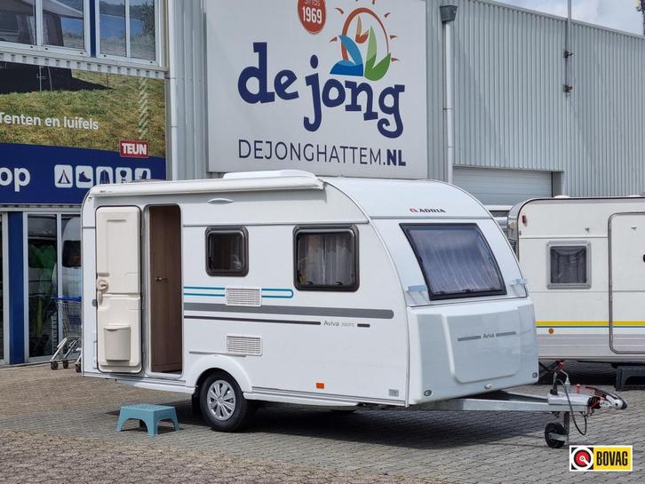 Adria Aviva 390 PS Lichtgewicht!, Caravans en Kamperen, Caravans, Bedrijf, tot en met 3, 750 - 1000 kg, Treinzit, Adria, Dwarsbed