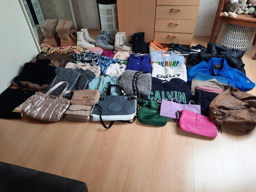 Kleding, schoenen en tassen partij, Ophalen, Zo goed als nieuw