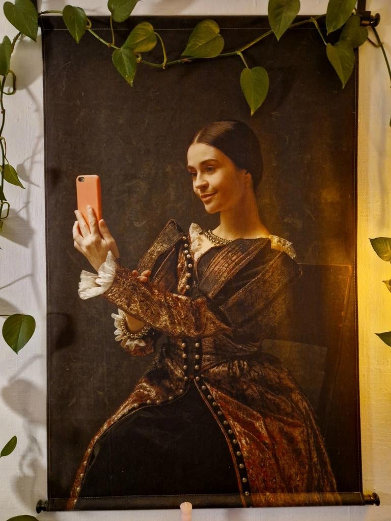 Wandkleed meisje met telefoon, Ophalen, Meerkleurig, Nieuw, Met ophangsysteem