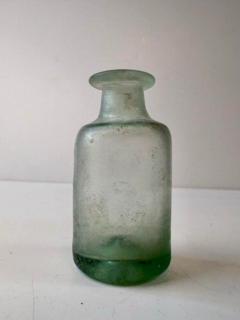 Antiek Klein Groen Flesje met Opstekende Bodem - Punt Gaaf, Antiek en Kunst, Ophalen of Verzenden