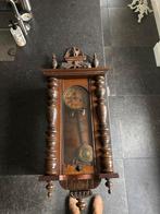 Antieke houten wandklok met slinger, Ophalen