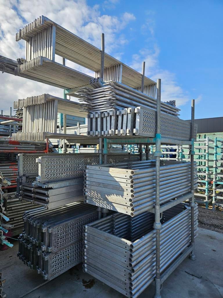 Aluminium gevelsteiger +/- 130 m² (compatible layher blitz), Doe-het-zelf en Verbouw, Steigers, Ophalen, ., Zo goed als nieuw