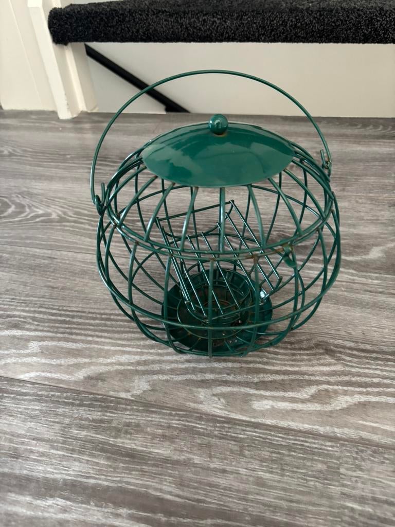 Vogelvoeder met beschermkooi, Ophalen of Verzenden, Zo goed als nieuw